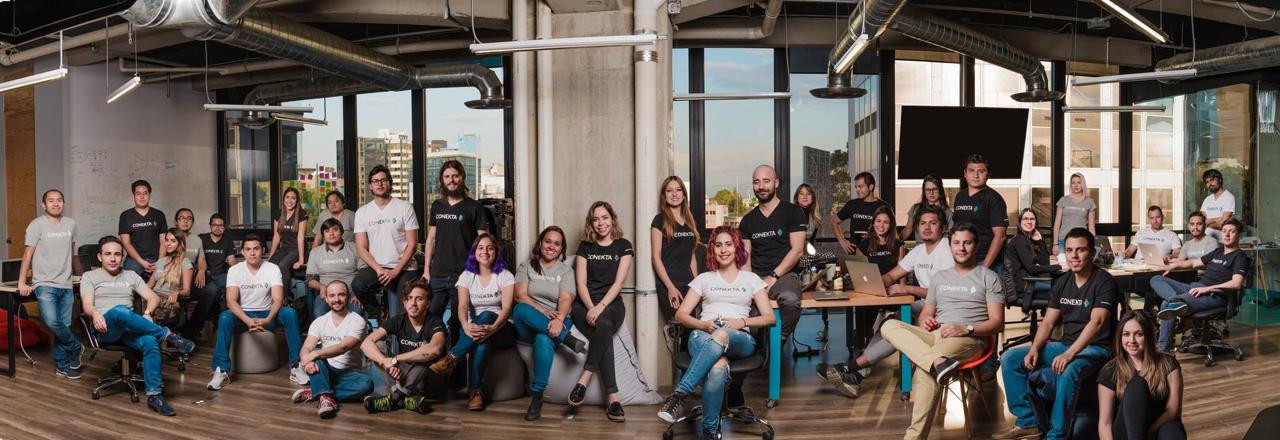 Fotografía de equipo de trabajo de 35 personas en oficina, Bogotá
